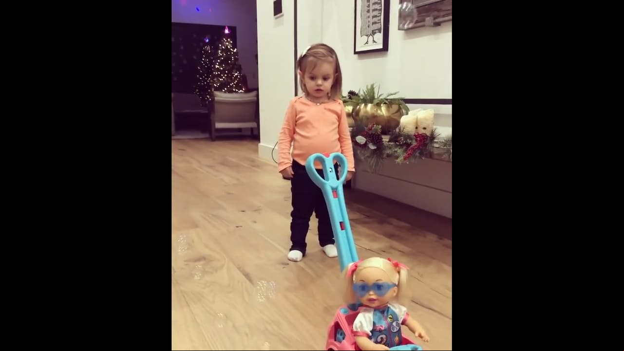 Toda la casa cuenta con pisos de madera, los cuales son más perceptibles en el pasillo principal, que Kailani ha utilizado en múltiples ocasiones como su área favorita para jugar.