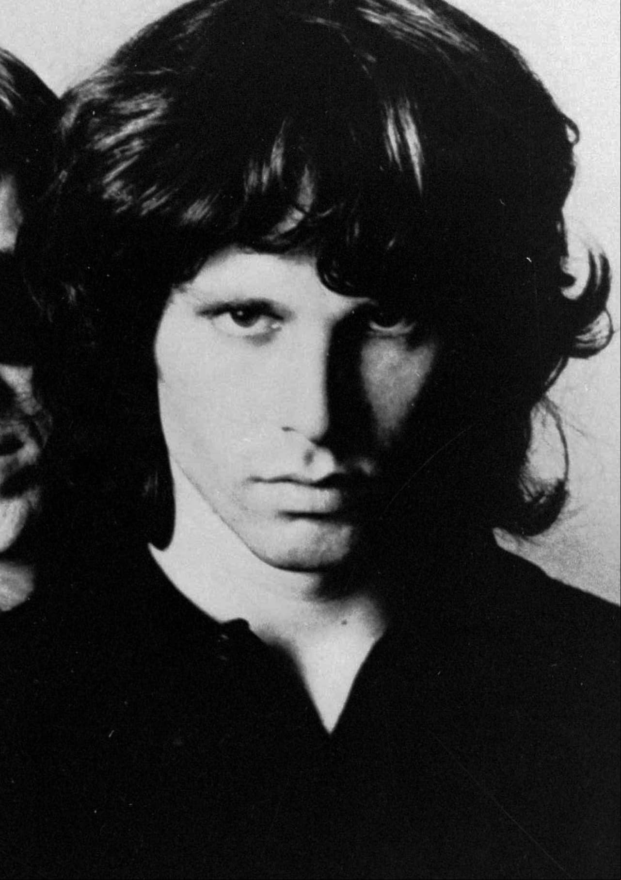 Jim Morrison falleció de un infarto; sin embargo, algunos medios precisaron que el día de su funeral viajó a Colombia para seguir su vida de exceso.