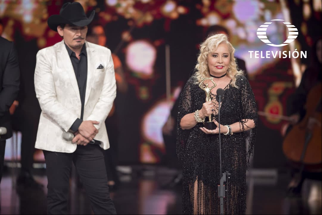 Carla Estrada se llevó el premio por la serie biográfica de Joan Sebastian.
