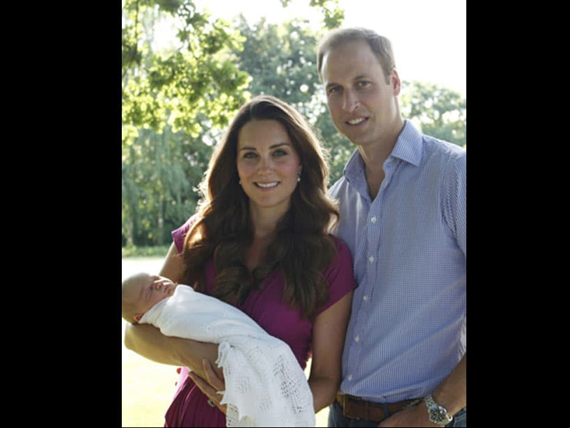 Para las primeras imágenes oficiales del nacimiento del príncipe George, la Duquesa usó un vestido de maternidad de la marca ‘Seraphine’ que se agotó a tan solo dos horas después de publicarse las fotografías, según el portal Hola.