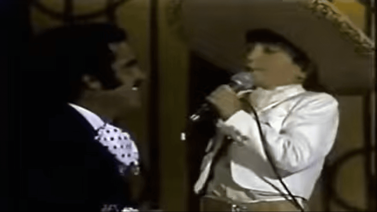 Poco a poco, Alejandro Fernández logró vencer la vergüenza y cantó como nunca antes, con tan solo cinco años, junto a su famoso padre, dejando a los espectadores con la boca abierta. “Tengo muchísimos recuerdos a su lado, pero uno de los mejores es cuando canté con él por primera vez, se me olvidó la canción y me reconfortó”, comentó ‘El Potrillo’ hace algunos años.