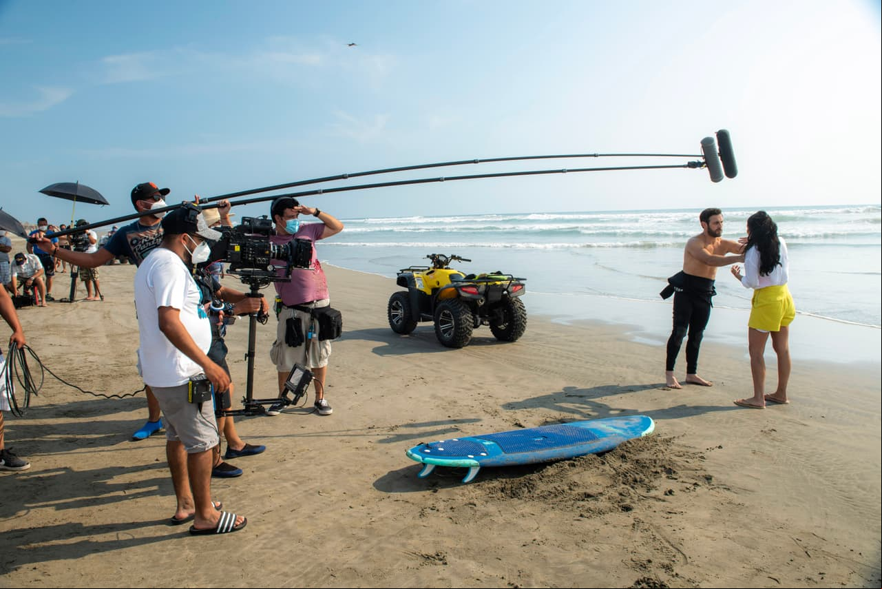 Aquí el equipo de producción y el elenco grabando esta escena en la playa.