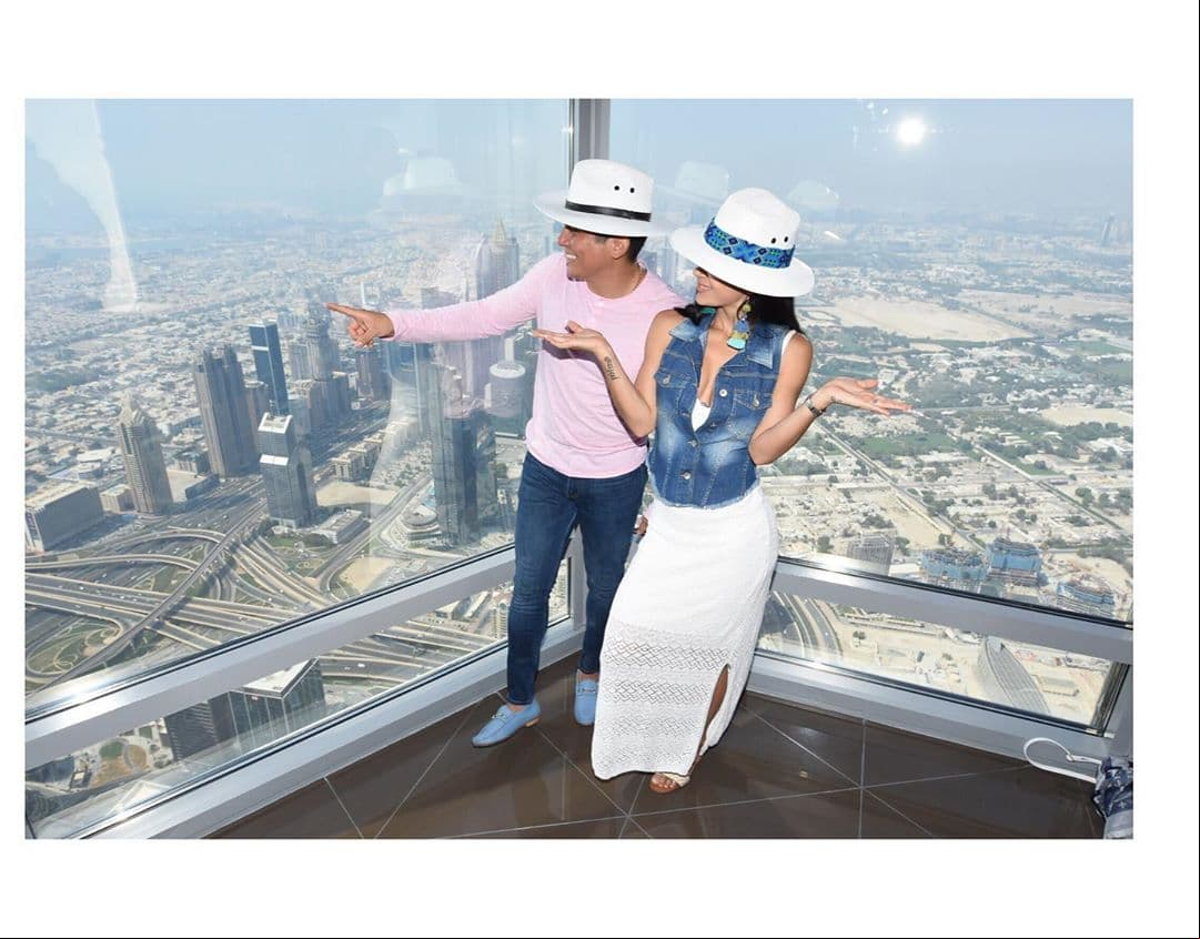 Durante su viaje, Edwin optó por un pantalón de mezclilla, misma tela que ocupó su esposa para su chaleco, además de usar un sombrero blanco.
