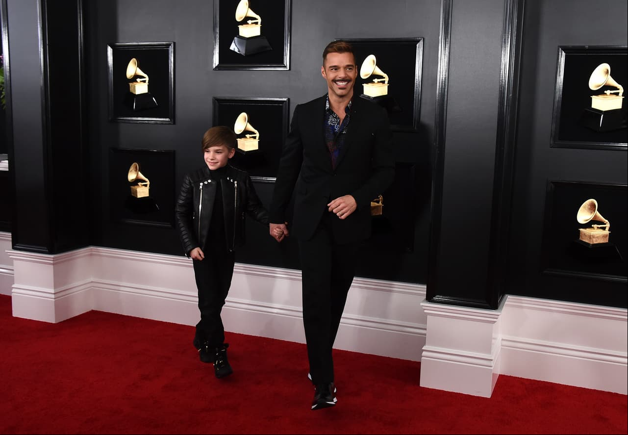Ambos, súper elegantes, durante su paso por la alfombra roja de los Grammy.
