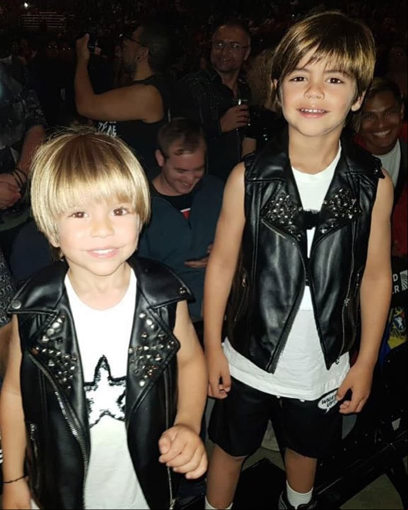 En agosto de 2018, Shakira compartió una foto de sus hijos, quienes vistieron de cuero negro para presenciar uno de sus conciertos.