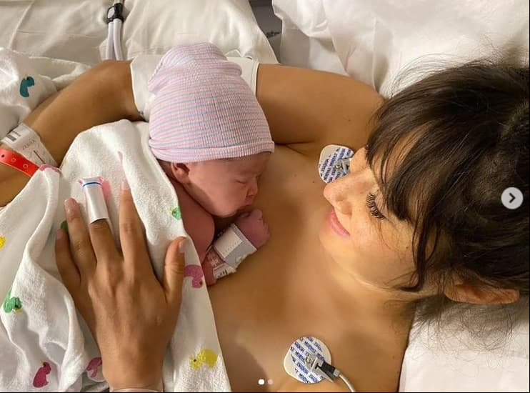 Hanna de Ha*Ash se convirtió en mamá el 3 de junio pasado mediante cesárea. La cantante le dio la bienvenida a una niña, que llamó Mathilda. “El milagro de la vida siempre se abre paso, ante todo. Bienvenida al mundo”, destacó.