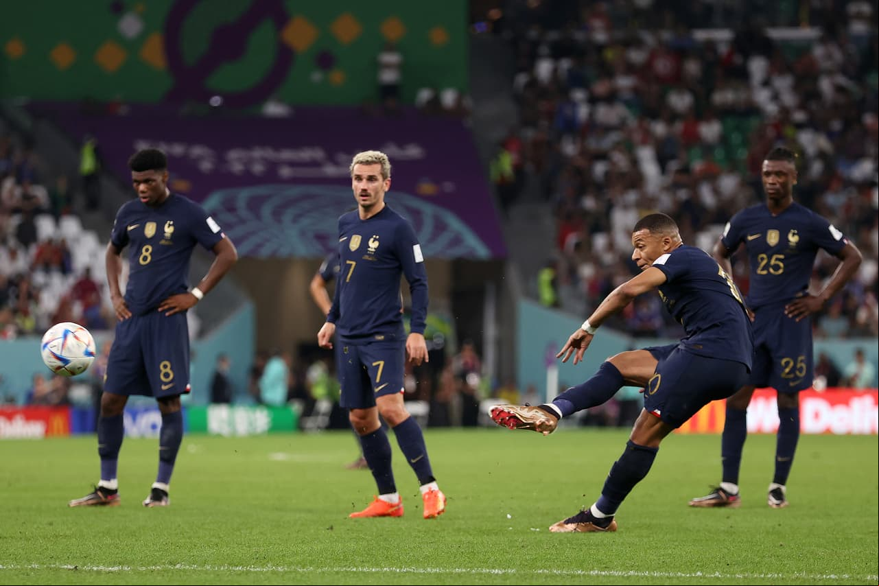 Túnez da la sorpresa y vence a Francia a quienes les hicieron un partido por el que no los dejaron anotar y aún más, el VAR anuló un gol que Griezmann anotó en los últimos minutos, lo que iba a significar el empate y finalmente no se sube al marcador.Túnez a pesar de la victoria, queda fuera de los octavos de final de Qatar 2022.