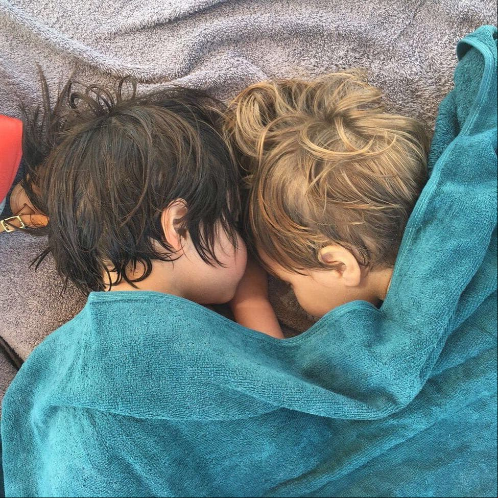 La pareja tiene dos hijos: Mila y Sasha.