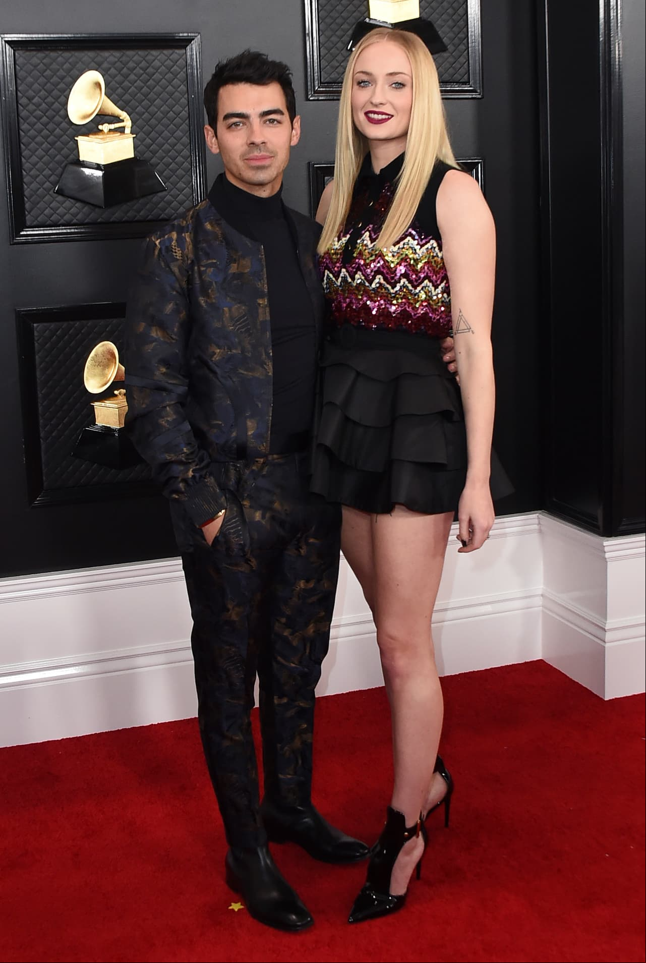 Sophia Turner, quien llegó acompañada de Joe Jonas, optó por un mini vestido de la firma Louis Vuitton.