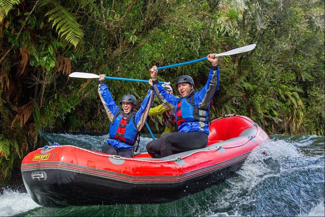 Continuando con las actividades extremas, Jacky y Martín practicaron Rafting en Rotorua, donde está ubicada la cascada más alta para cruzar en balsa.