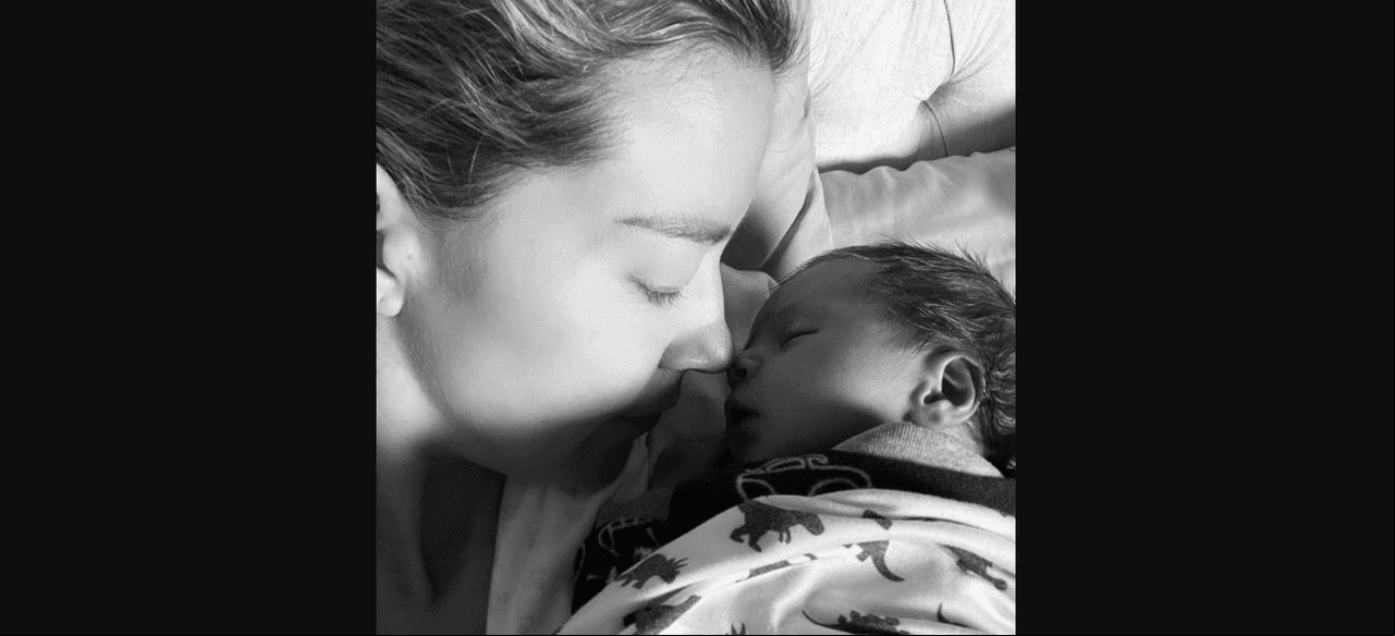 Días antes de destapar que no todo en la maternidad ha sido miel sobre hojuelas, Fernanda Castillo conmovió al publicar una foto cargando a su hijo, con quien coordinó atuendos y ambos lucieron suéteres de nubes.