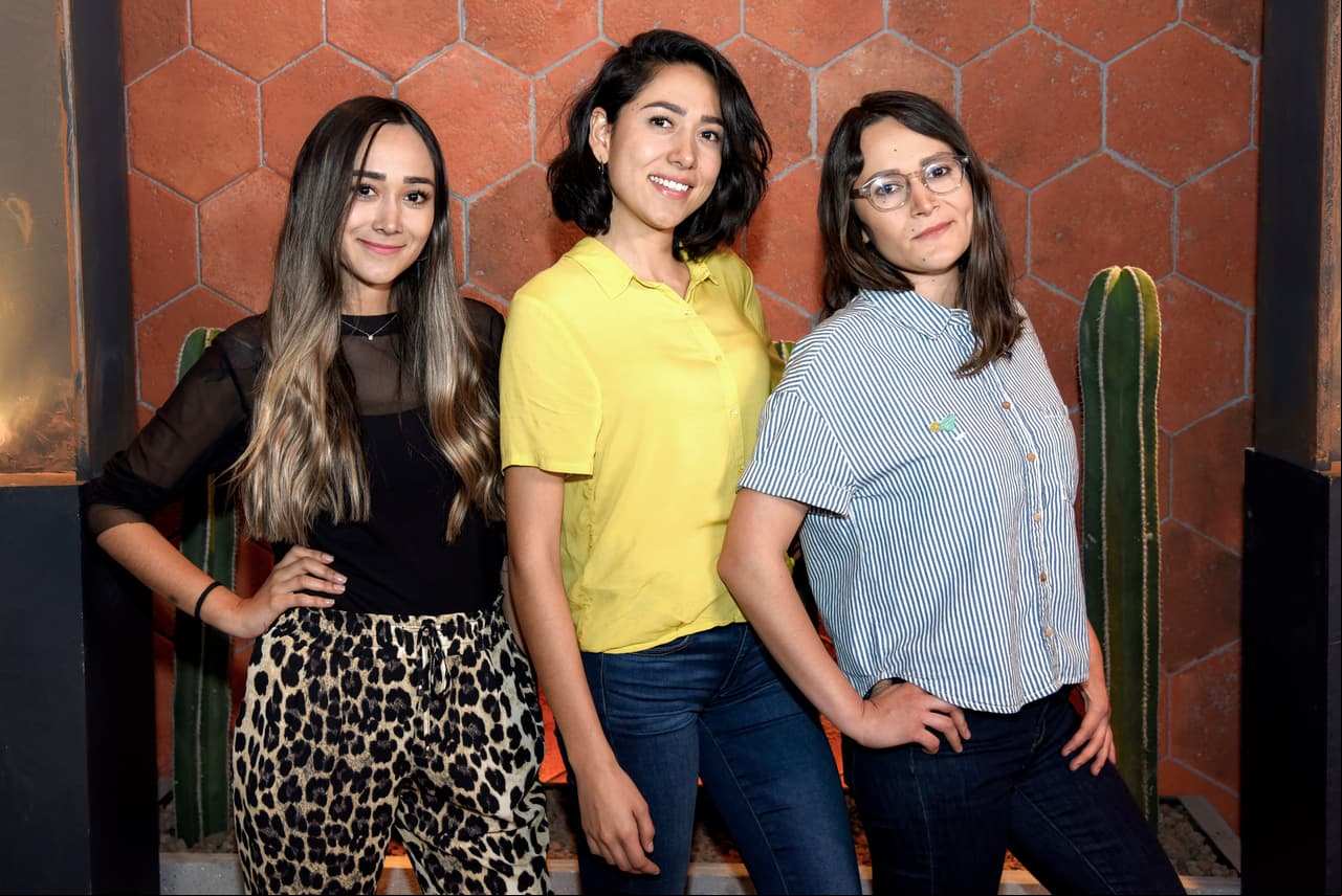 La familia Merino representa a La Perla Tapatía. Está integrada por las hermanas, Jessica, Andrea y Viridiana.