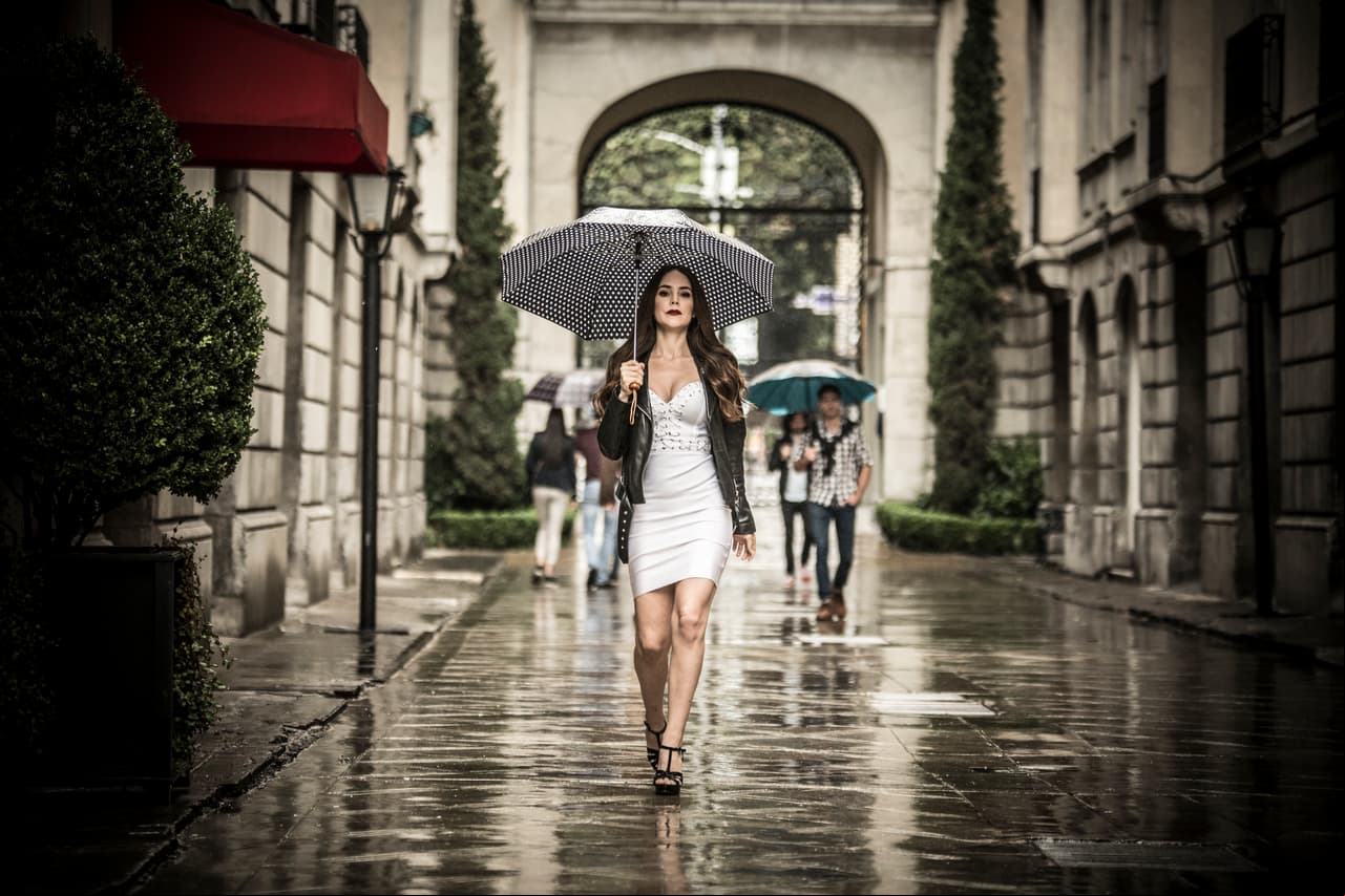 Afortunadamente, las tomas en exteriores salieron perfectas gracias a que la lluvia dejó el piso mojado y le dio más realismo a la escena.