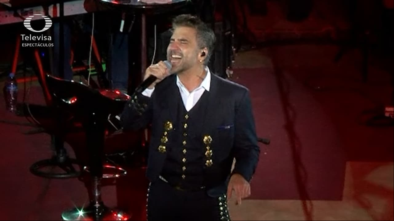 Alejandro Fernández derrochó sensualidad en show de Guadalajara