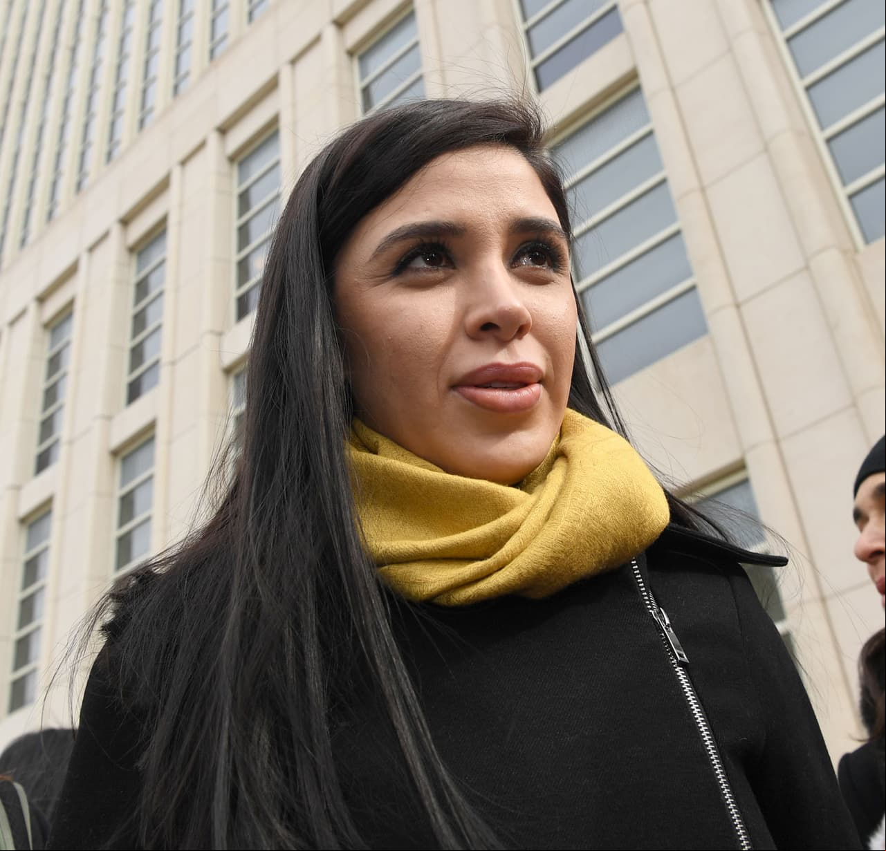 Aquí te presentamos a la mujer que ha llamado la atención en el juicio que enfrenta su esposo Joaquín ‘El Chapo’ Guzmán en Estados Unidos por narcotráfico.