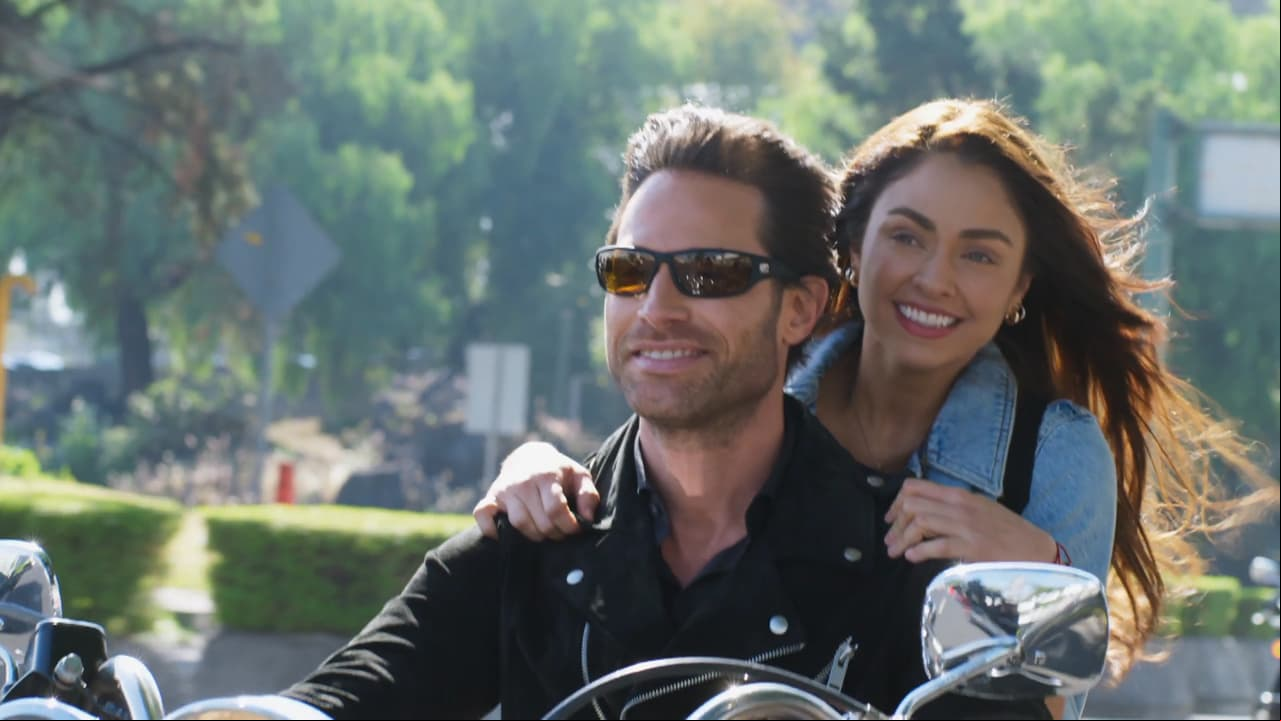 'Luis Alberto' lleva a 'Mariana' a un divertido paseo en moto.