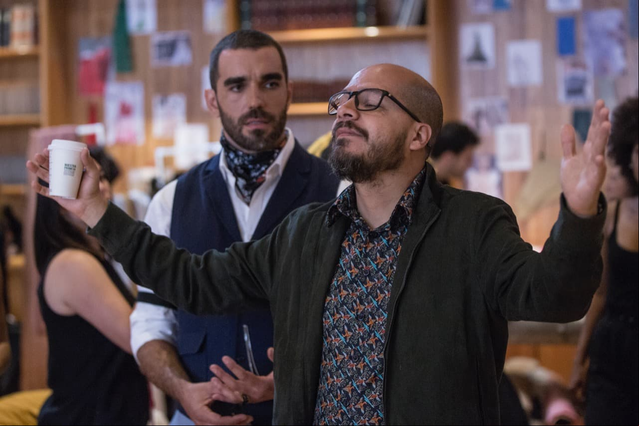 El director de escena le daba indicaciones al actor para realizar la escena.