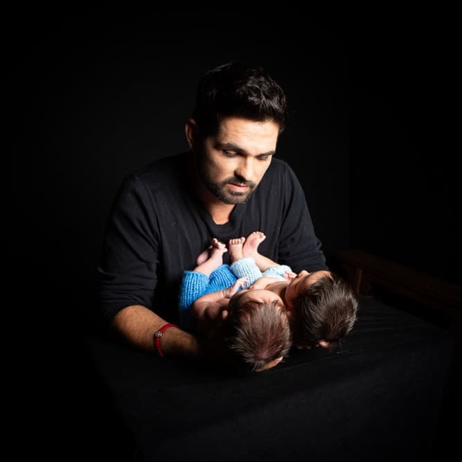 “Hicimos esta sesión fotográfica especialmente para ustedes y deseamos de todo corazón que la disfruten muchísimo y que a través de ella, conozcan finalmente a Dante y Tadeo, nuestros mellizos”, señalan los felices padres en su canal de YouTube Famigovios.