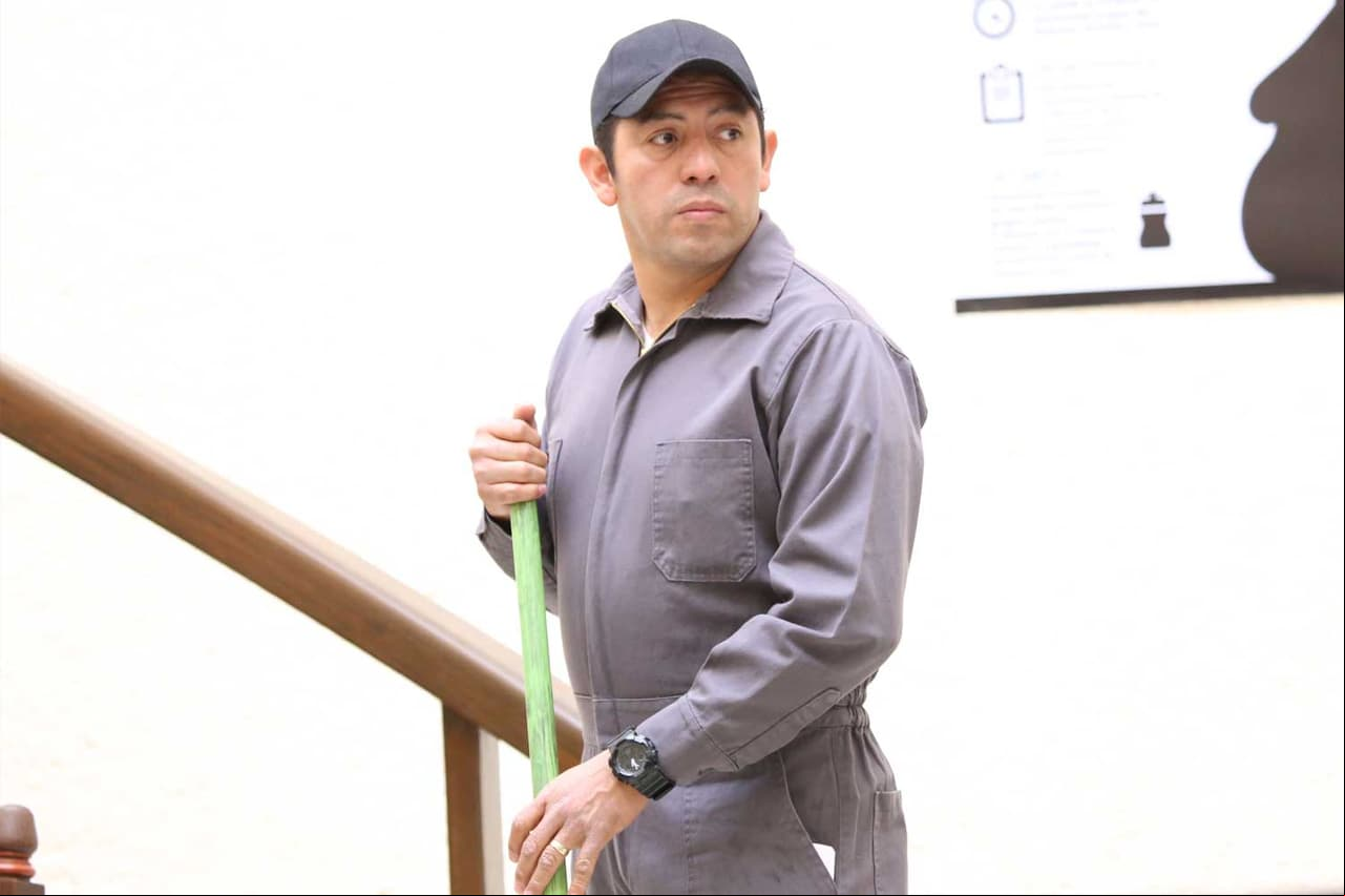 Con la ayuda del conserje, Lupita logra conseguir drogas.
