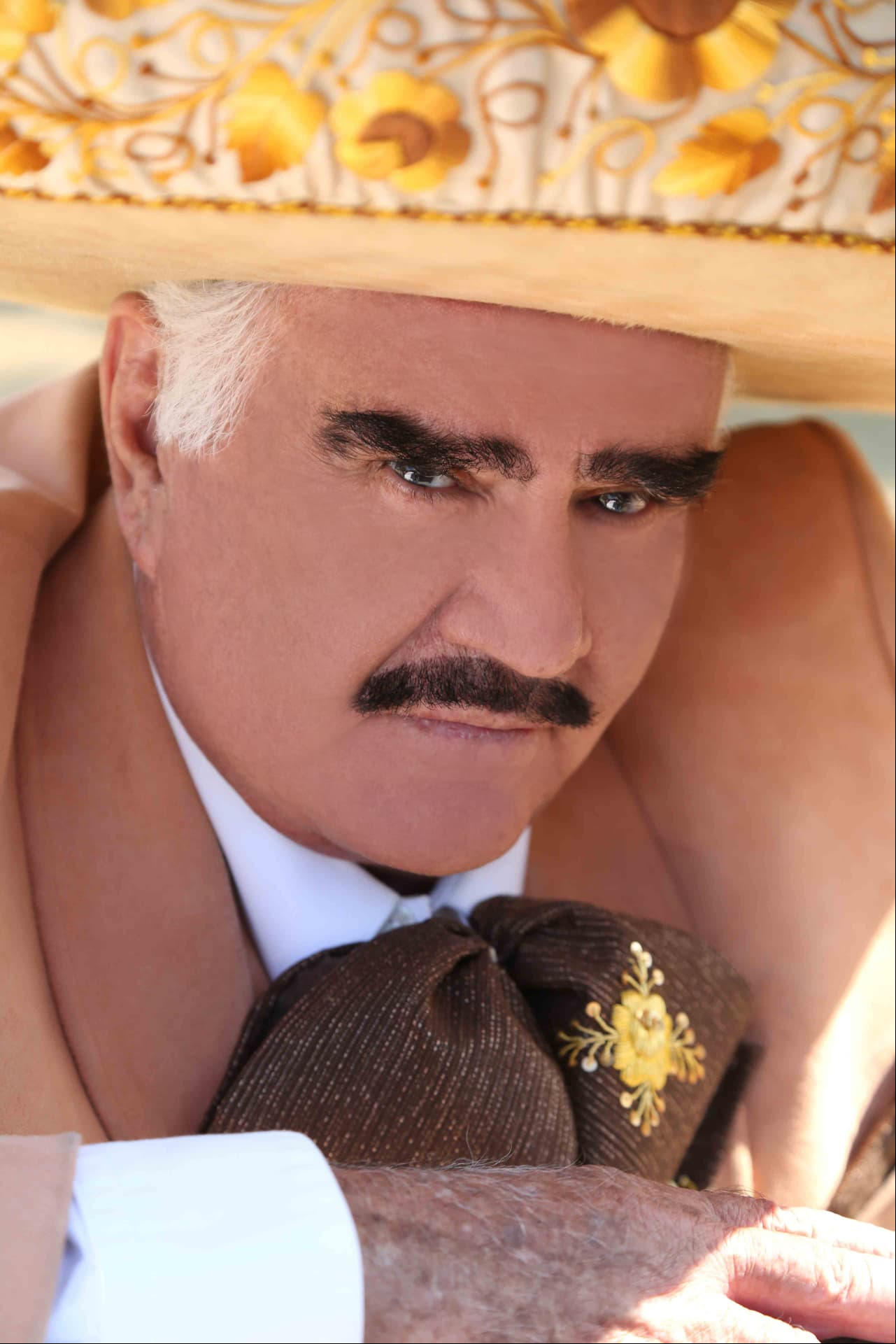 Artista retrata a Vicente Fernández en placa de vidrio ¡a martillazos!