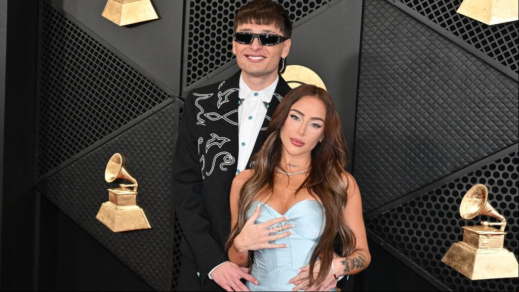 Peso Pluma desfiló de la mano de su novia Nicki Nicole. En la pregala, él ganó Álbum de Música Mexicana, su primer GRAMMY estadounidense.