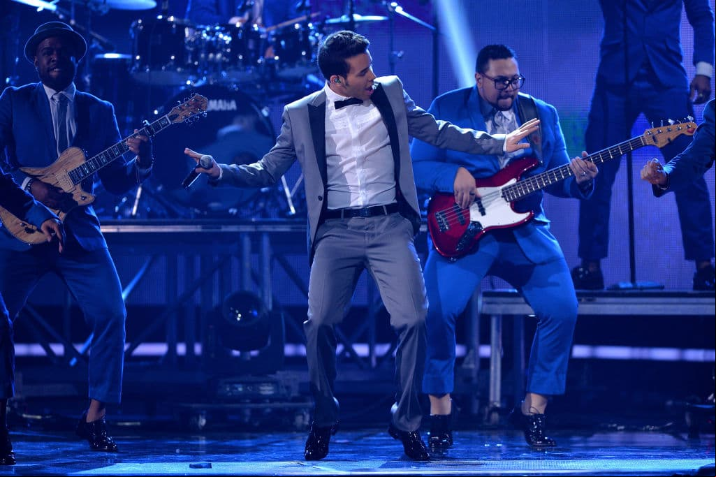 Prince Royce se encuentra en el cuarto puesto al tener en su carrera 19 Premio Lo Nuestro como Artista Tropical Masculino del Año, Solista o Agrupación Tropical del Año, entro otros.