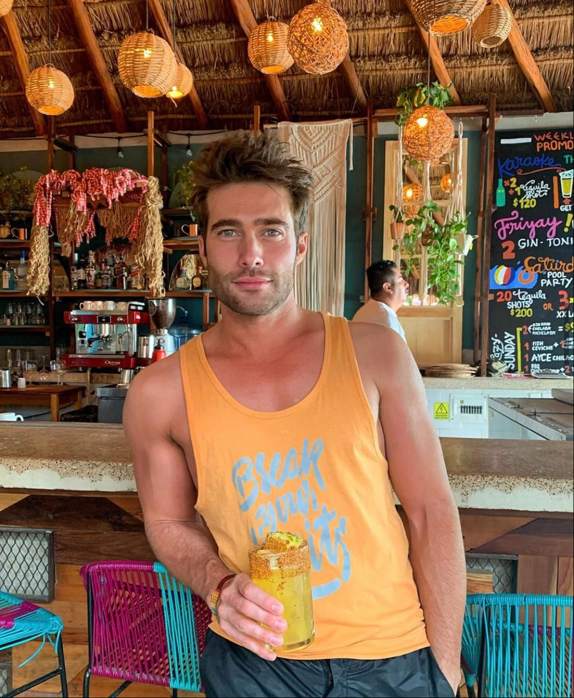 Aunque inició desde muy joven en la actuación, antes de dedicarse de lleno a esta profesión, Guirao probó suerte trabajando como electricista, mesero y modelo.