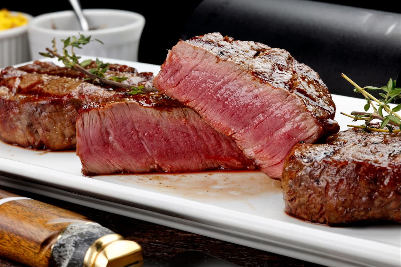 Carne. Es la mejor opción para las personas que sufren de presión baja. Sin embargo, deben medir su consumo para evitar problemas como colesterol o triglicéridos. Las personas con hipertensión deben optar por carnes magras y reducir su consumo a 1 o 2 veces por semana.