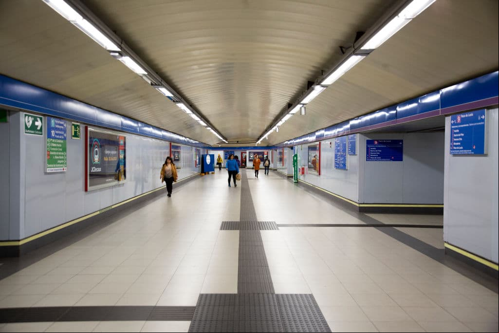 Madrid, España - estación del metro.
<br>
<br>La crisis sanitaria ha llegado a tal punto que el transporte público, en los países que se ha pedido que la población no salga si no es necesario, luce casi vacío.