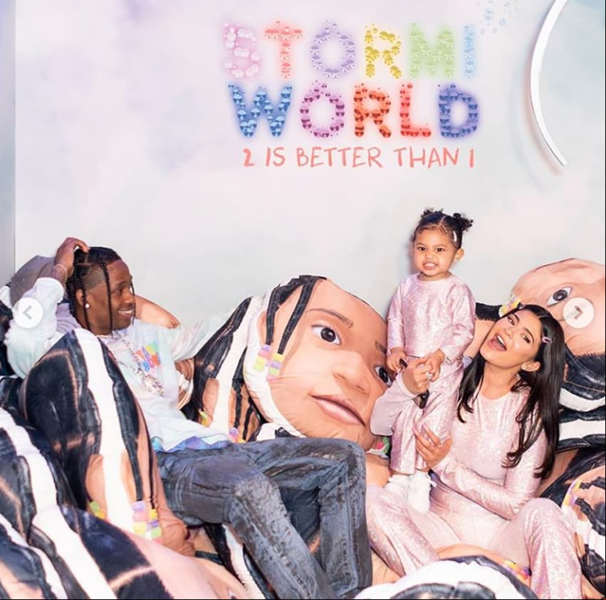 A pesar de estar separados, Kylie y Travis Scott llevan una buena relación por su hija, por ello la empresaria mostró en varias fotografías que el rapero estuvo todo el tiempo con ellas.