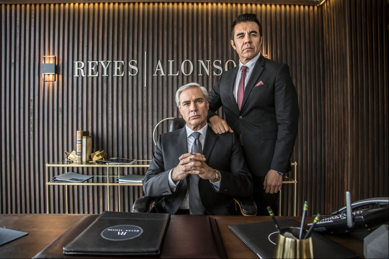 'El Señor Padre' (Gerardo Munguía) y uno de los gemelos de la telenovela.