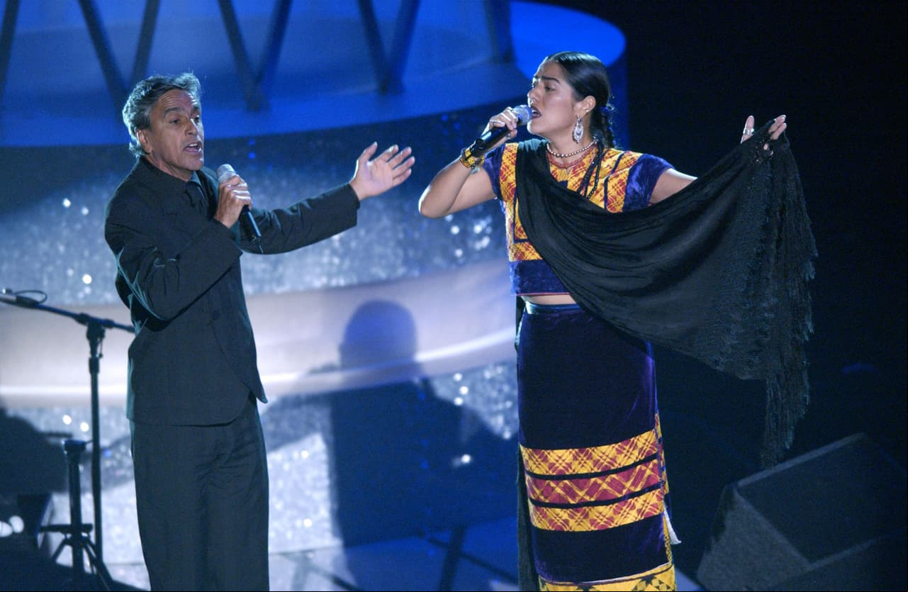 En 2013, Lila Downs fue la primera mexicana en cantar en la premiación. La cantante interpretó junto al brasileño Caetano Velo el tema ‘Burn it Blue’ de la película ‘Frida’.