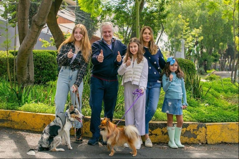 Ahora, Constanza Creel González se volvió tendencia en redes sociales al reaparecer este domingo 6 de junio, donde posó por primera vez junto a su papá Santiago Creel, su madrastra y sus medias hermanas, luciendo muy sonriente.