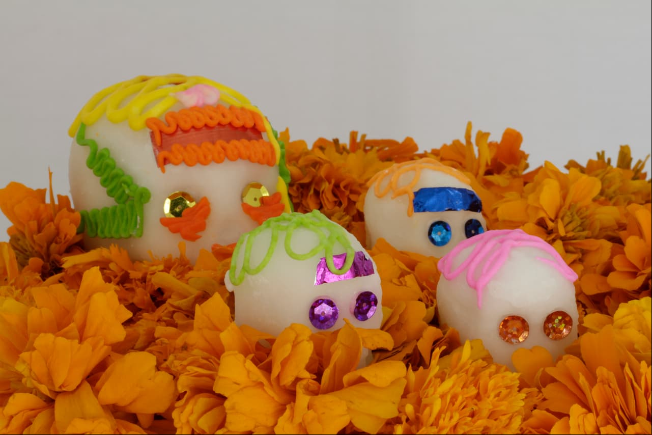 Calaveritas de azúcar. Recuerdan el final que todos tendremos aceptando nuestro destino como algo dulce. Las hay de azúcar, gomita, chocolate o amaranto.