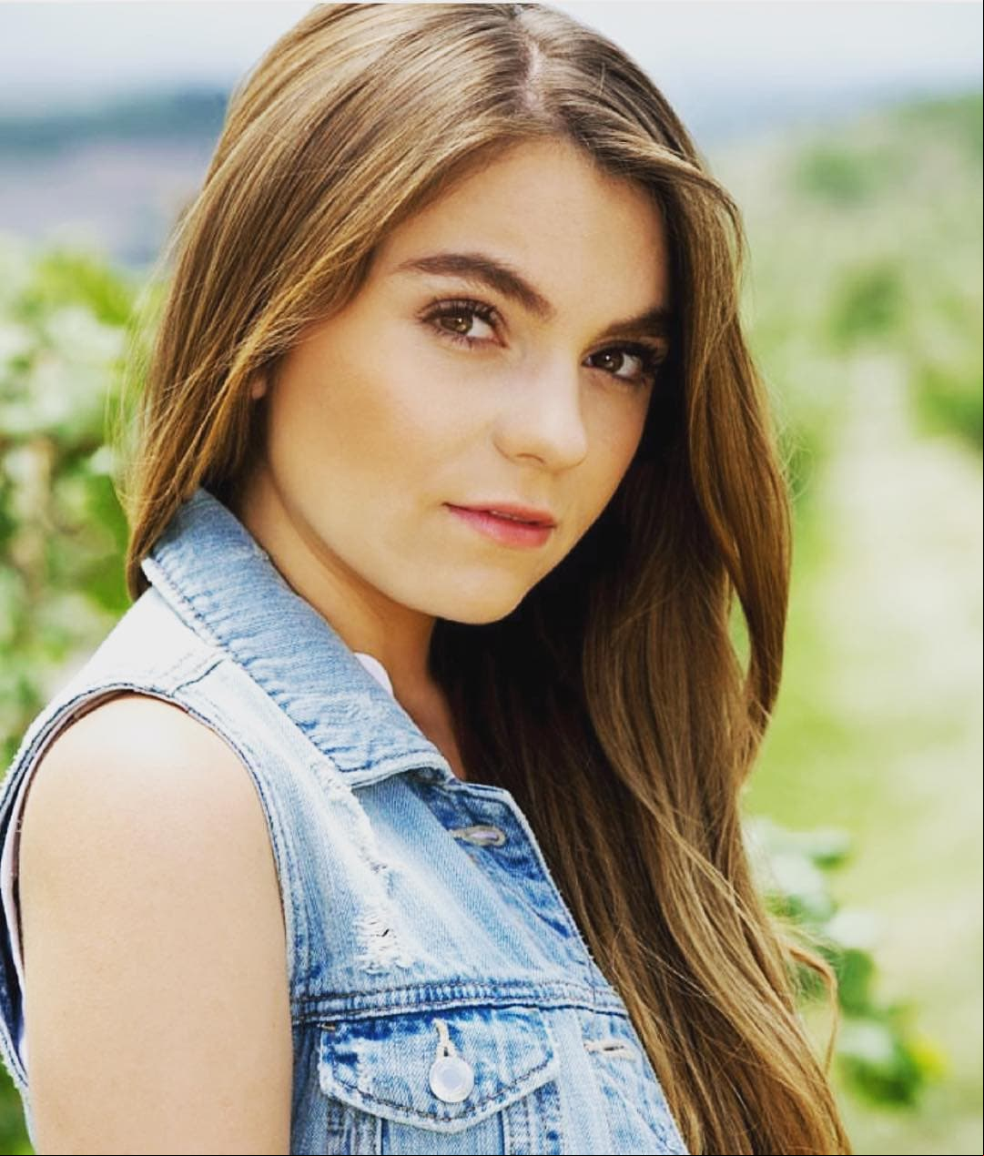 Para su papel en ‘Vino el amor’, Sofía optó por un look más natural con el cabello castaño y lacio, además de tener muy poco maquillaje. “Gracias por tanto cariño, por acompañarla (a ‘Fernanda’, su personaje) durante todo este viaje, por reír con ella, llorar con ella, enamorarse con ella, por sufrir con ella y hasta, a veces, no quererla nadita”, escribió la intérprete en una publicación de Instagram el 12 de febrero de 2017.