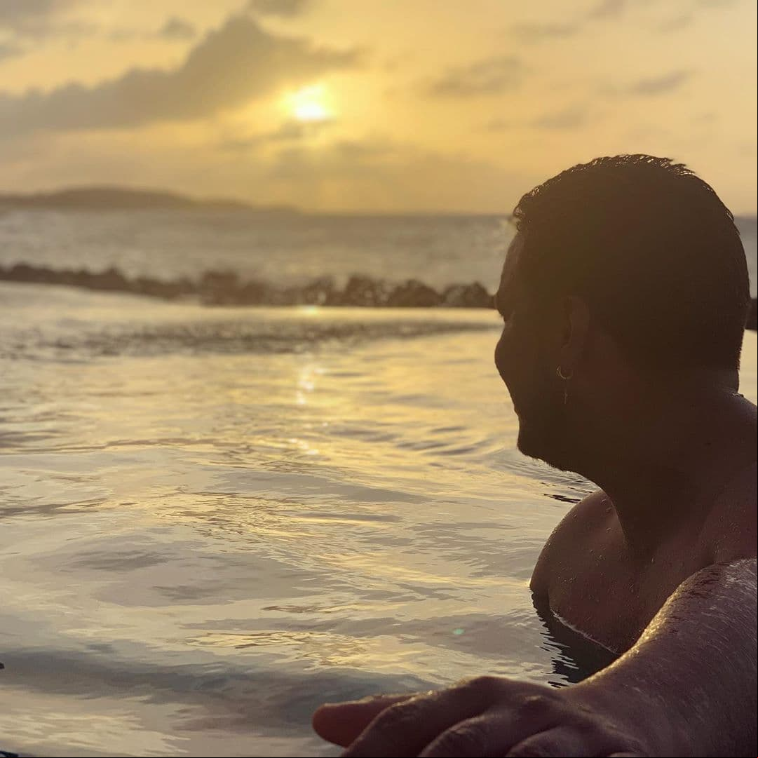 Además, Lorenzo fue captado mientras presenciaba un atardecer.
