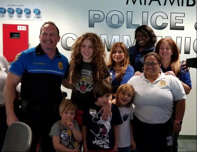 Con todo y sus retoños, Shakira realizó varias actividades con la Policía de Miami