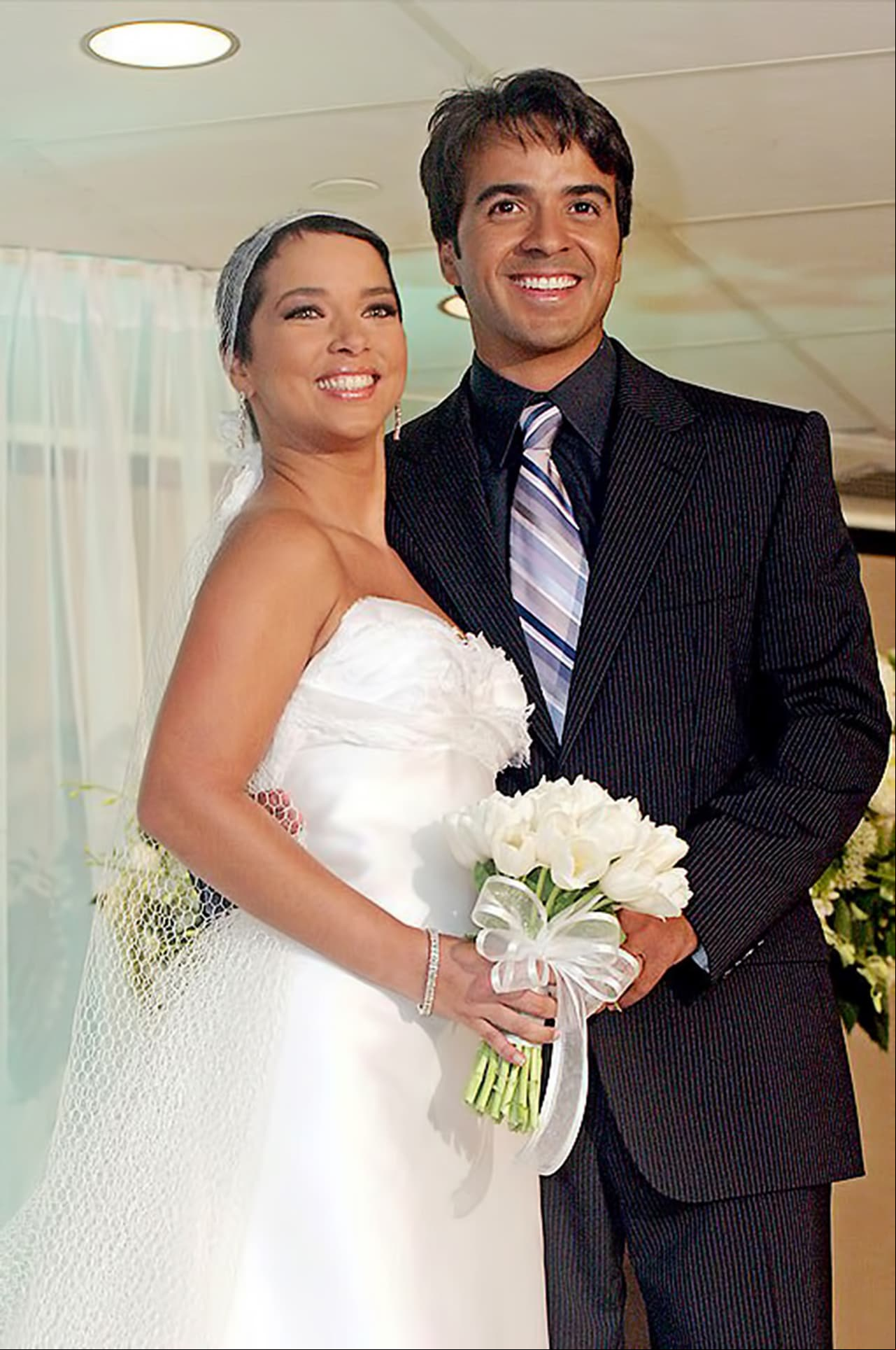 A principios de 2013, Adamari López narró en su libro autobiográfico que durante su lucha contra el cáncer, Luis Fonsi le confesó que no la dejaba como mujer y que luego la terminó por teléfono. El divorcio entre los famosos se dio mientras la conductora enfrentaba una dura batalla contra el cáncer de seno.