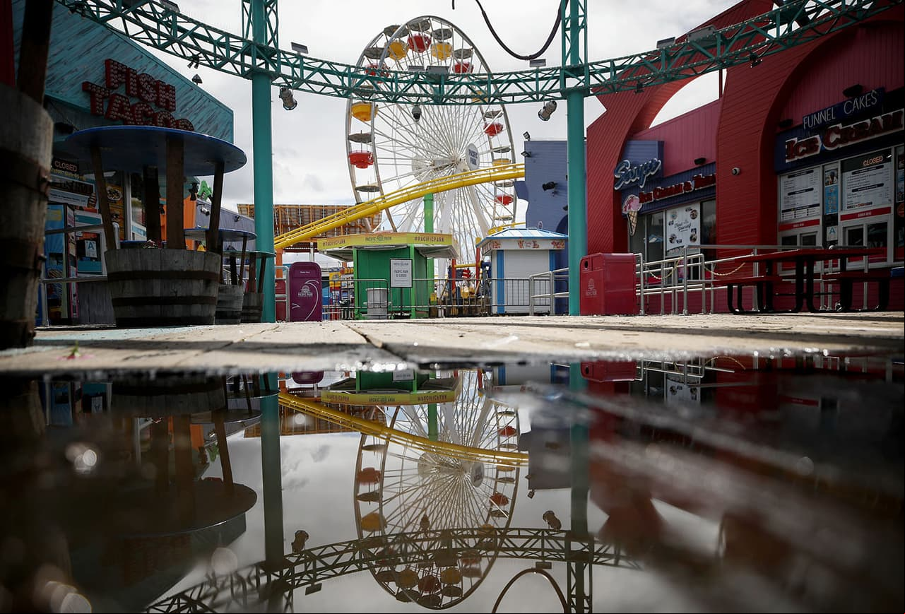 Santa Mónica, California, Estados Unidos. 
<br>
<br>El único Ferri que funciona con energía solar se encuentra inactivo en el muelle de Santa Mónica, que fue cerrado temporalmente el 17 de marzo debido al COVID-19. De acuerdo con Getty Images, el coronavirus ha cobrado 11 vidas en California y al menos 470 personas en dicho estado han dado positivo a la prueba.