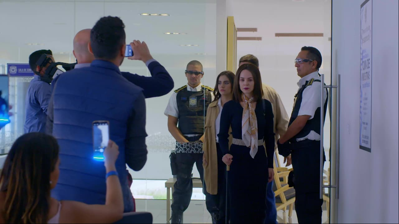 'Rubí' regresa a la Ciudad de México para enfrentar a la prensa y decir que la exclusiva de su vida la tiene 'Fernanda'.