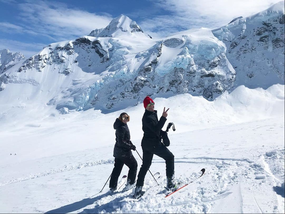 “¡Lo logré! Mi primera vez #heliskiing. Gracias mi @mft07 por impulsarme”, escribió la también actriz en su publicación, donde muestra el paisaje mientras disfruta de la travesía en compañía de su esposo.
