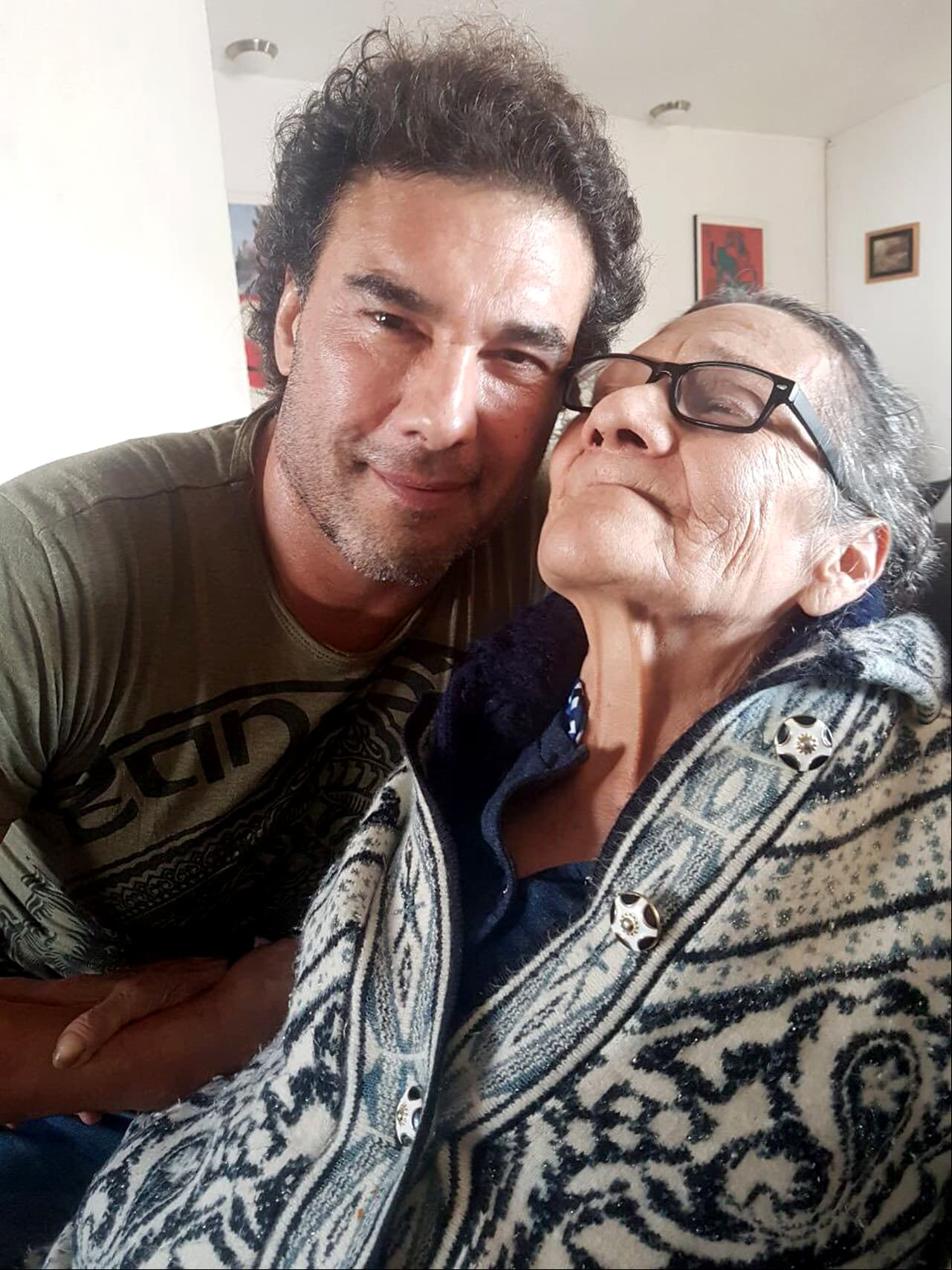 Eduardo Yáñez y su mamá en 2017