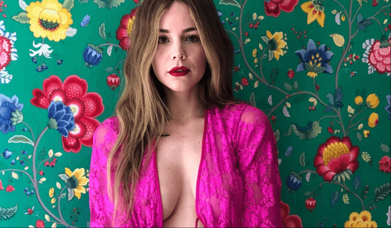 Camila Sodi presume melena azul eléctrico en colorido bikini bordado