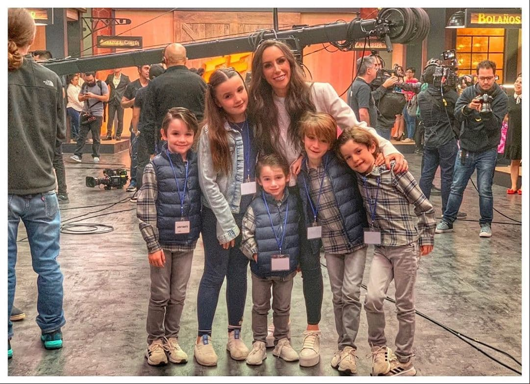 La conductora, quien actualmente está casada con Víctor Álvarez Puga, confesó que hubo un momento en el que el miedo de estar al frente de una familia la invadió. "La verdad es que llegó un momento en el que me vi sola con la responsabilidad de cuatro niños y me dio mucho miedo".