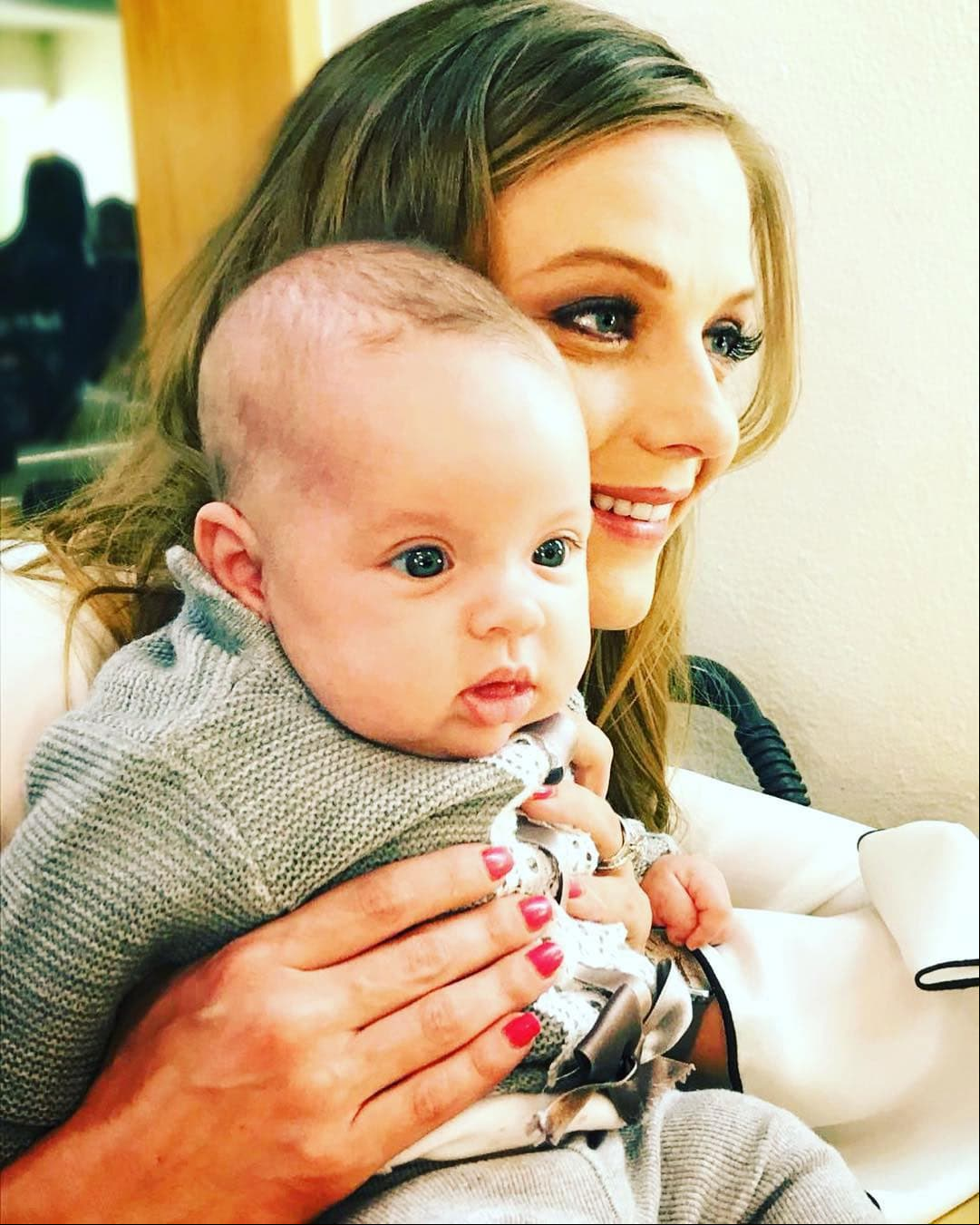 La pequeña heredó la belleza y el carisma de su madre.