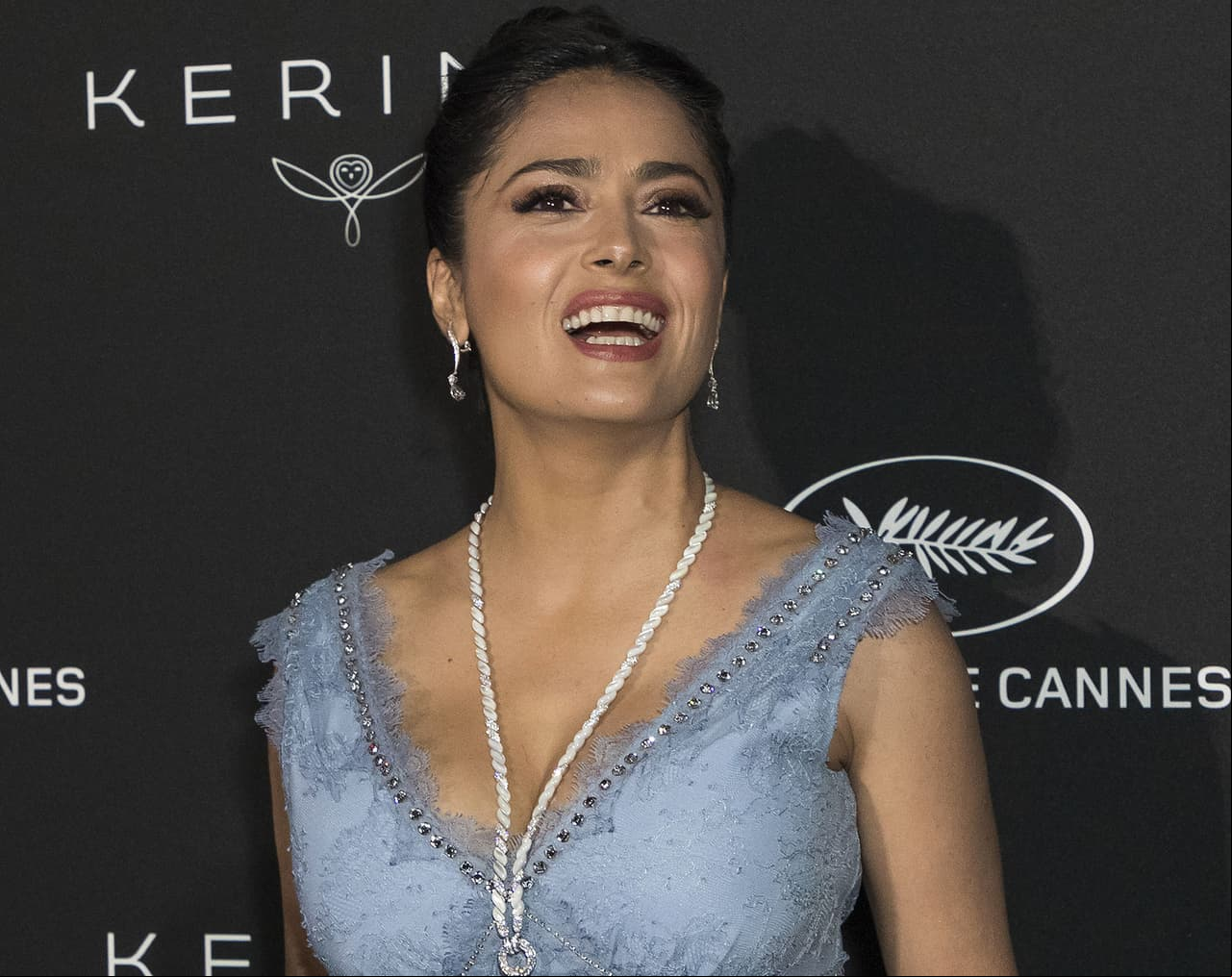 Salma Hayek reaparece como despampanante rubia y desata críticas en la red