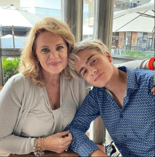 Erika Buenfil a los 40 años. La protagonista de 'Vencer el P@sado' recibió a Nicolás, su único hijo, cuando tenía 40 años de edad. Buenfil ha demostrado la excelente relación que tiene con su hijo, quien actualmente tiene 16 años.