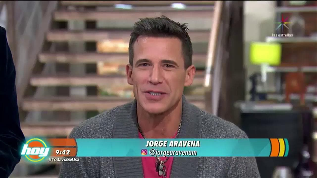 ¡Jorge Aravena disfruta mostrar sus encantos!