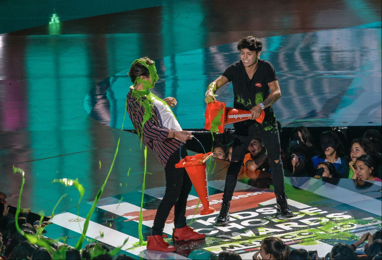 Los YouTubers, Andy Zurita y Mario Ruiz disfrutaron del momento en el escenario de la ceremonia.