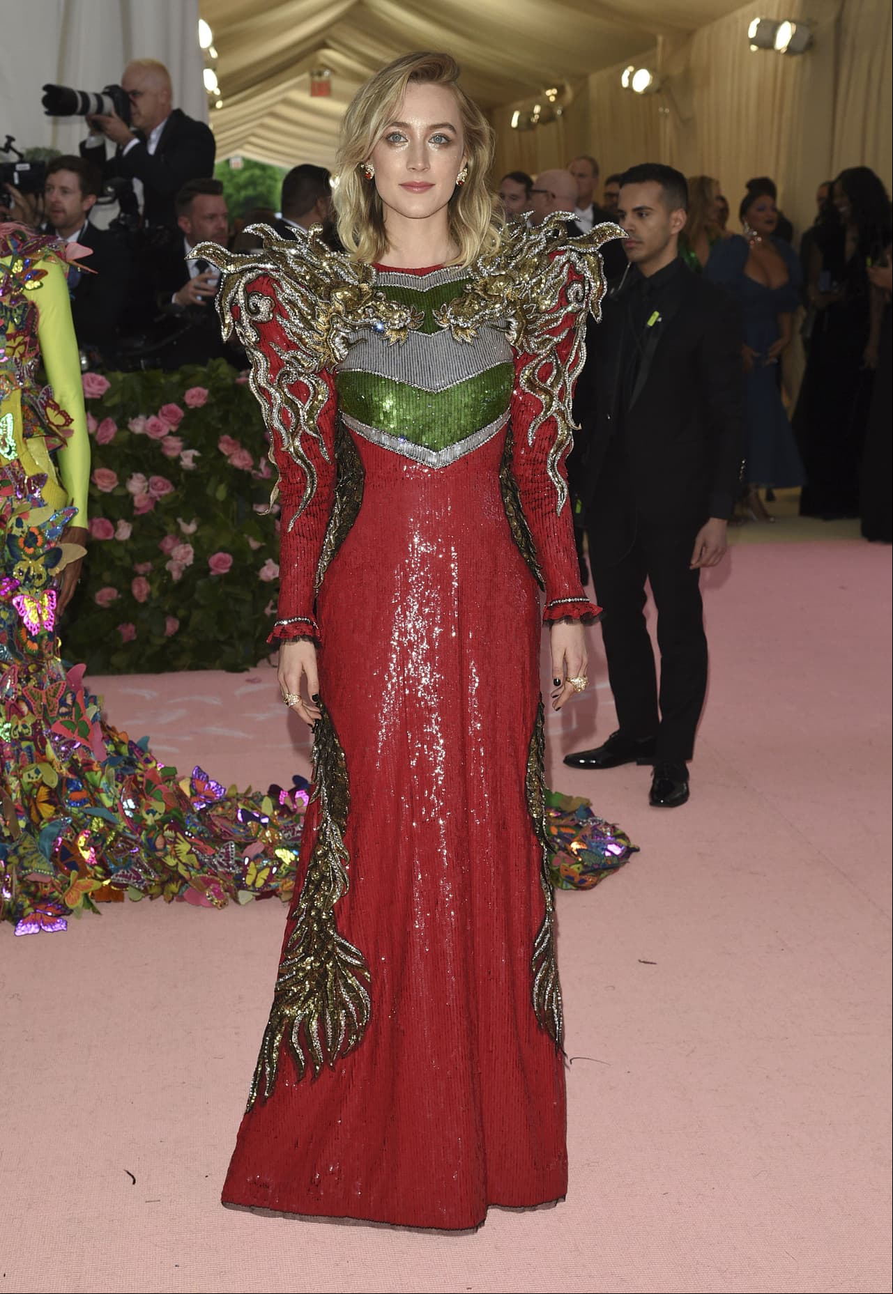 El vestido Gucci rojo rubí de Saoirse Ronan incluye mangas largas y llamas brillantes.